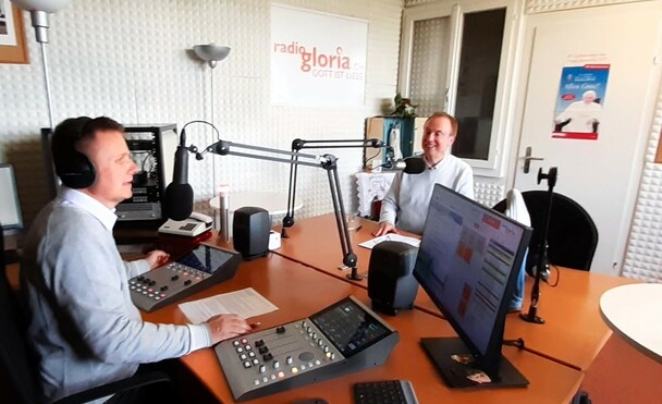 Im Studio von Radio Gloria im Kloster Baldegg, Kanton Luuern: Studioleiter Peter Galliker interviewt Michael Ragg fr die Sendung 'Nachgefragt' (2024)