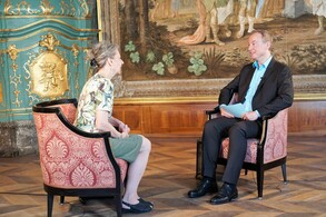 Professor Elisabeth Lukas und Michael Ragg bei TV-Aufnahmen im Kloster Heiligenkreuz (2017)